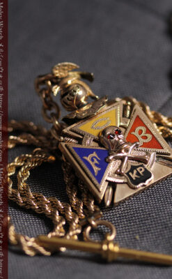 騎士に剣と鷹、髑髏に聖書の飾りが映える アンティーク懐中時計チェーン-C0534-13