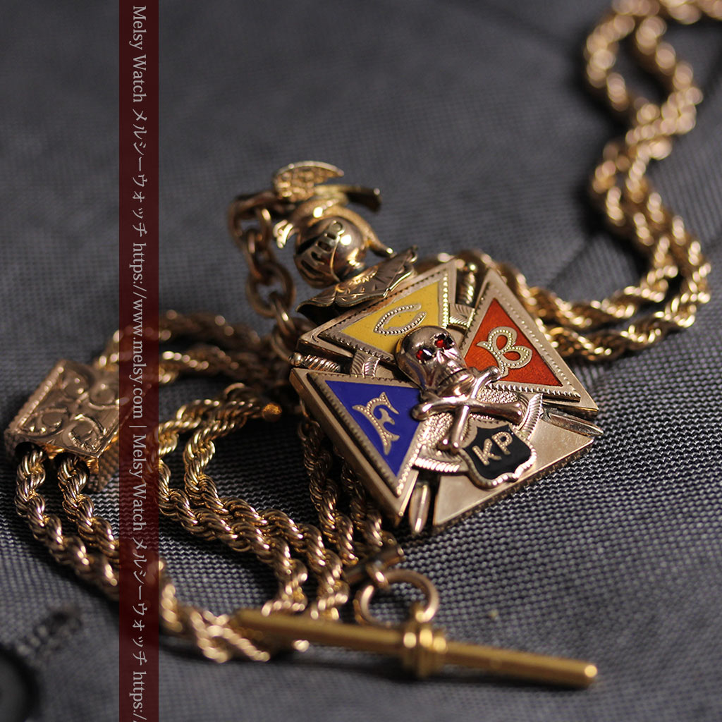 騎士に剣と鷹、髑髏に聖書の飾りが映える アンティーク懐中時計チェーン-C0534-13