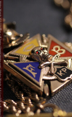 騎士に剣と鷹、髑髏に聖書の飾りが映える アンティーク懐中時計チェーン-C0534-14