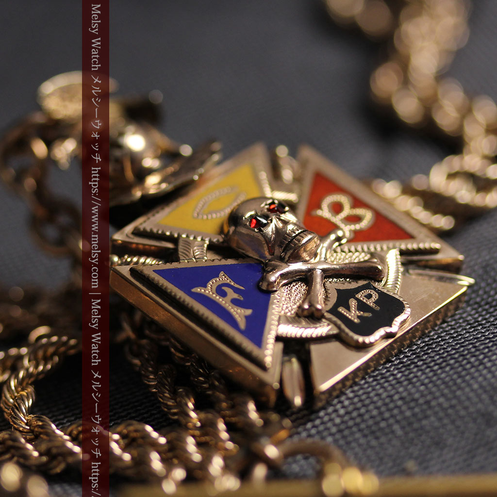 騎士に剣と鷹、髑髏に聖書の飾りが映える アンティーク懐中時計チェーン-C0534-14