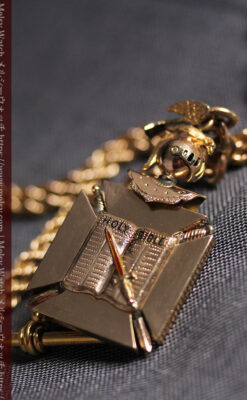 騎士に剣と鷹、髑髏に聖書の飾りが映える アンティーク懐中時計チェーン-C0534-15