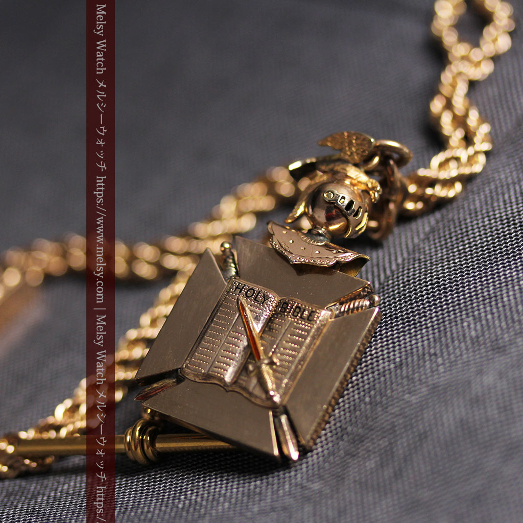 騎士に剣と鷹、髑髏に聖書の飾りが映える アンティーク懐中時計チェーン-C0534-15