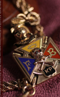 騎士に剣と鷹、髑髏に聖書の飾りが映える アンティーク懐中時計チェーン-C0534-2