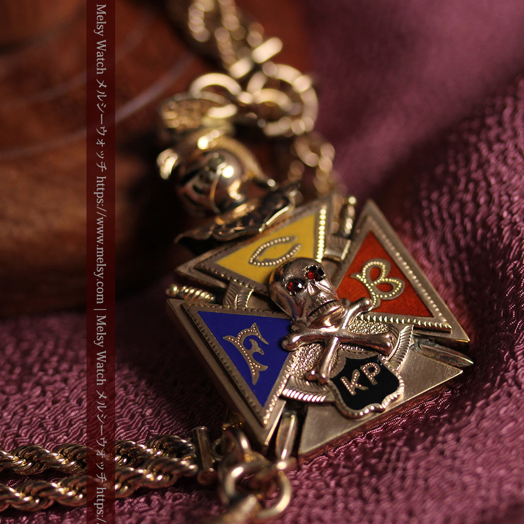 騎士に剣と鷹、髑髏に聖書の飾りが映える アンティーク懐中時計チェーン-C0534-2