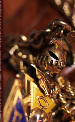 騎士に剣と鷹、髑髏に聖書の飾りが映える アンティーク懐中時計チェーン-C0534-3