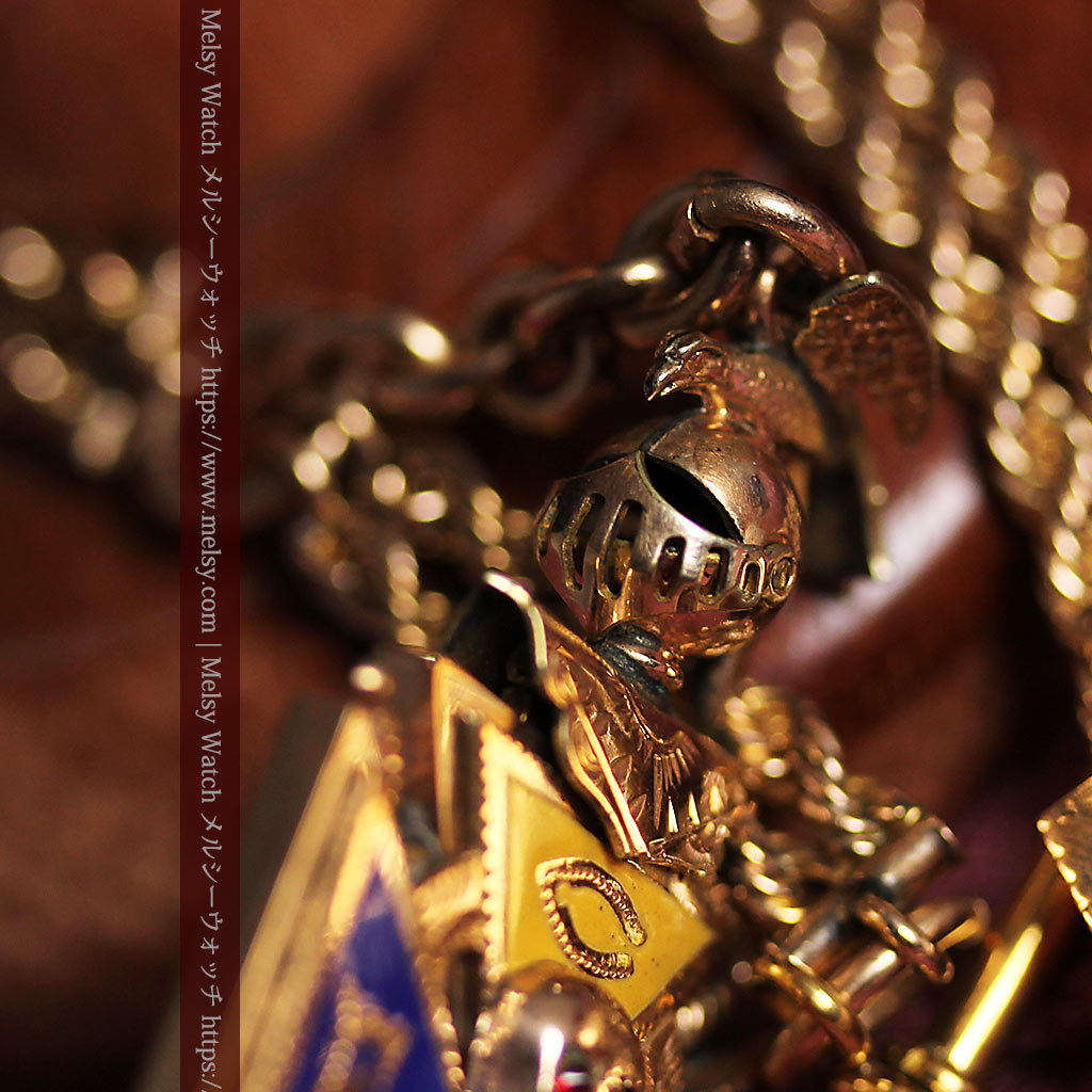 騎士に剣と鷹、髑髏に聖書の飾りが映える アンティーク懐中時計チェーン-C0534-3