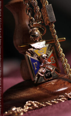 騎士に剣と鷹、髑髏に聖書の飾りが映える アンティーク懐中時計チェーン-C0534-4