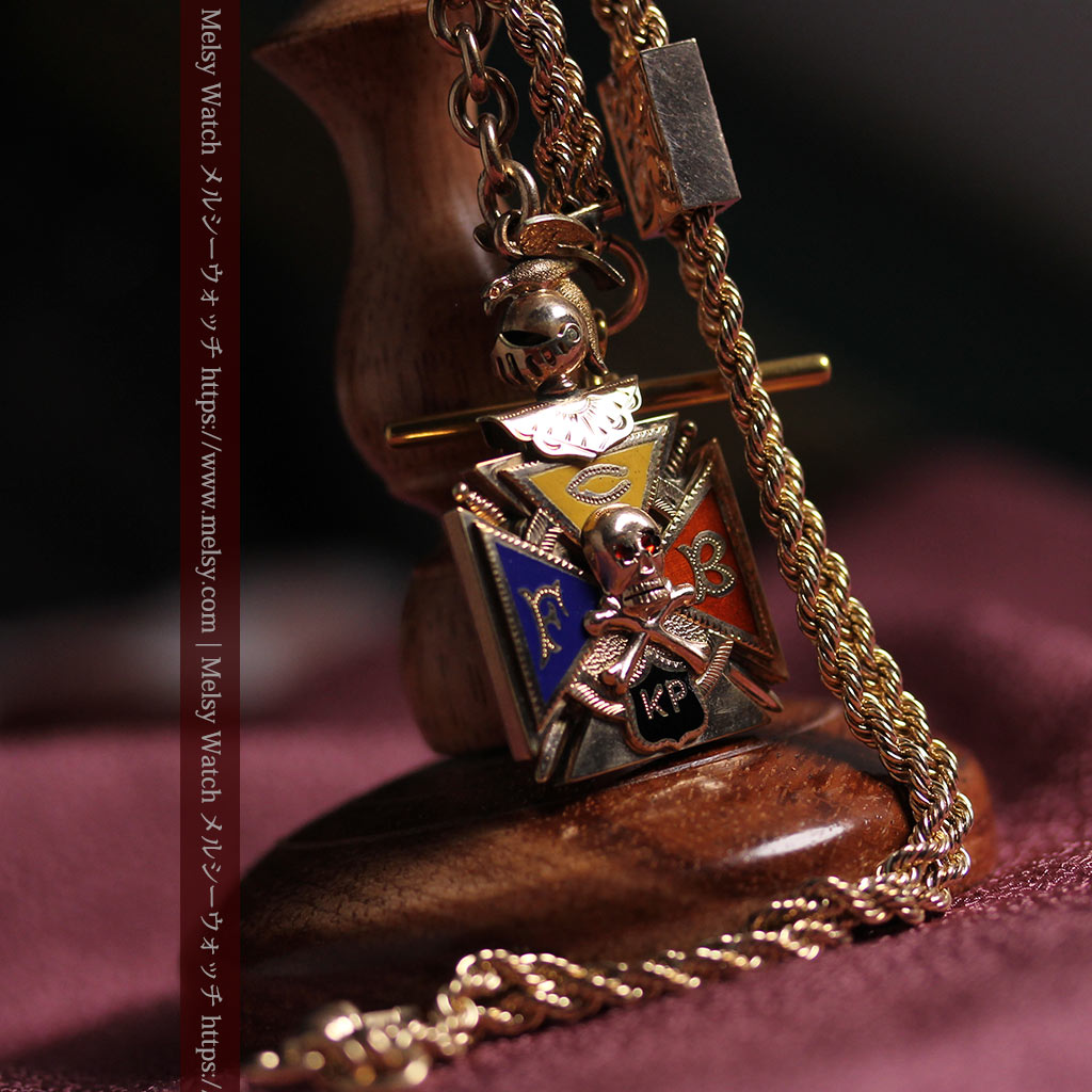 騎士に剣と鷹、髑髏に聖書の飾りが映える アンティーク懐中時計チェーン-C0534-4