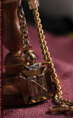 騎士に剣と鷹、髑髏に聖書の飾りが映える アンティーク懐中時計チェーン-C0534-5