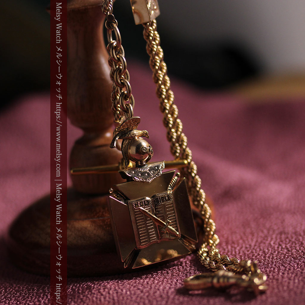 騎士に剣と鷹、髑髏に聖書の飾りが映える アンティーク懐中時計チェーン-C0534-5