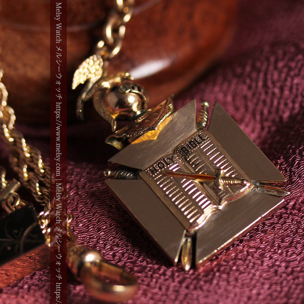 騎士に剣と鷹、髑髏に聖書の飾りが映える アンティーク懐中時計チェーン-C0534-6