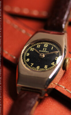 オメガ 9金無垢女性用アンティーク腕時計 黒文字盤 細身の樽型-W1669-5