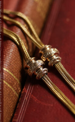 アンティークの雰囲気が漂う上品な細身の紐状アンティーク懐中時計チェーン 2つの飾り付き-C0543-1