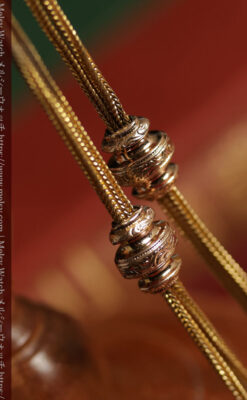 アンティークの雰囲気が漂う上品な細身の紐状アンティーク懐中時計チェーン 2つの飾り付き-C0543-2