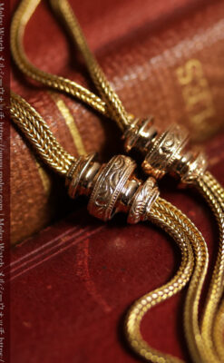 アンティークの雰囲気が漂う上品な細身の紐状アンティーク懐中時計チェーン 2つの飾り付き-C0543-4