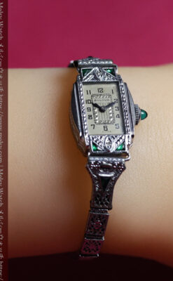 緑のエメラルド色とバンドも美しいブローバのアンティーク腕時計 【1930年頃】ダイヤモンド-W1698-21
