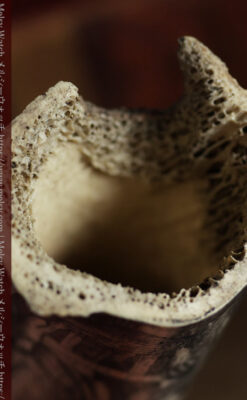 3人の楽隊をモチーフとした手彫りのアンティーク骨角彫刻工芸・スクリムショー【1800年頃】-A0336-14