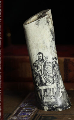 3人の楽隊をモチーフとした手彫りのアンティーク骨角彫刻工芸・スクリムショー【1800年頃】-A0336-2