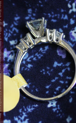 4石のダイヤモンドと18金の指輪-A0200-10