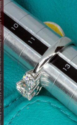 3石のダイヤモンドと18金の指輪-A0203-15