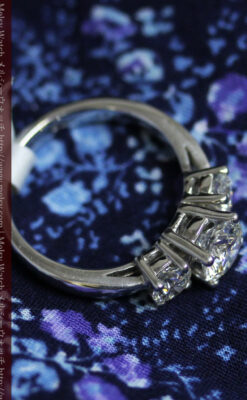 3石のダイヤモンドと18金の指輪-A0203-4