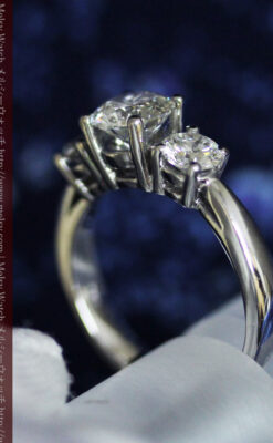 3石のダイヤモンドと18金の指輪-A0203-8