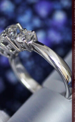 3石のダイヤモンドと18金の指輪-A0203-9