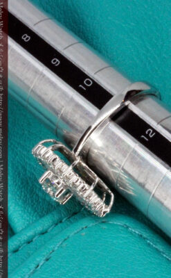 ドロップ型のダイヤモンドと18金の指輪-A0206-11