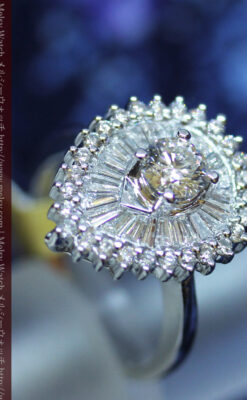 ドロップ型のダイヤモンドと18金の指輪-A0206-5