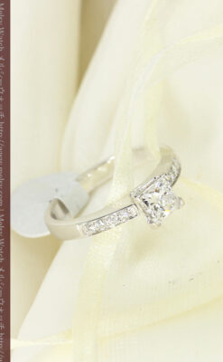 プリンセスカットのダイヤモンドと18金の指輪-A0225-2