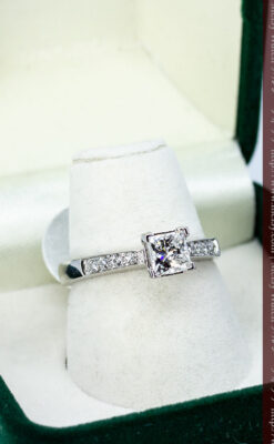 プリンセスカットのダイヤモンドと18金の指輪-A0225-6