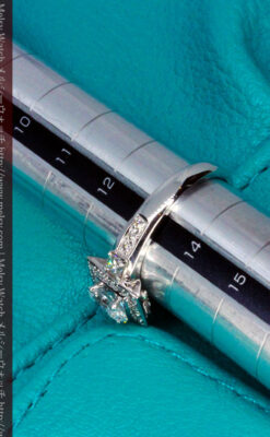 オーバルのダイヤモンドと18金の指輪-A0227-9