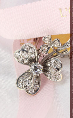 ダイヤモンドの花が咲く金無垢ブローチ-A0234-3