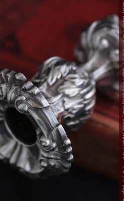 英国ビクトリア朝期の重厚な銀無垢アンティーク燭台1対2本【1900年~1903年頃】-A0271-6