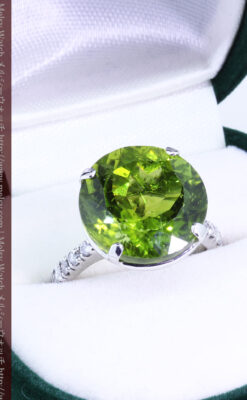 11.5カラットの大型ペリドットの18金リング-A0277-3