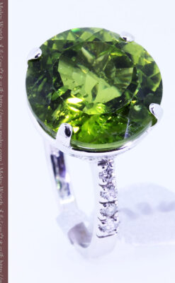 11.5カラットの大型ペリドットの18金リング-A0277-5