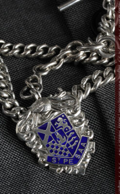 二股の銀無垢アンティーク懐中時計チェーン 騎士と青い盾飾り 【1922年頃】-C0473-1
