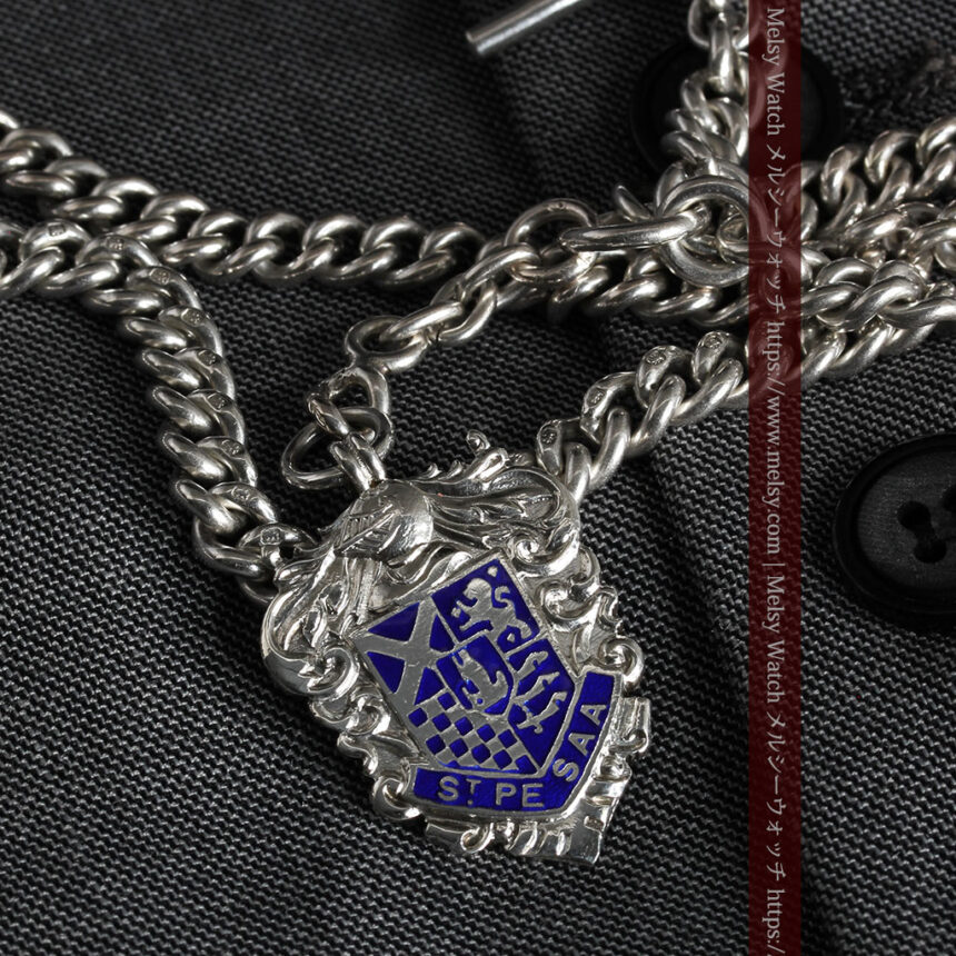 二股の銀無垢アンティーク懐中時計チェーン 騎士と青い盾飾り 【1922年頃】-C0473-1