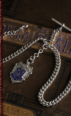 二股の銀無垢アンティーク懐中時計チェーン 騎士と青い盾飾り 【1922年頃】-C0473-10