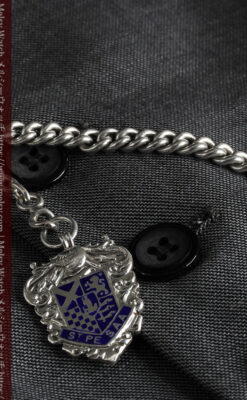 二股の銀無垢アンティーク懐中時計チェーン 騎士と青い盾飾り 【1922年頃】-C0473-4