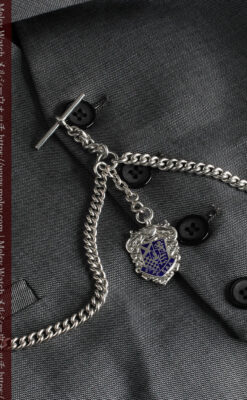 二股の銀無垢アンティーク懐中時計チェーン 騎士と青い盾飾り 【1922年頃】-C0473-5