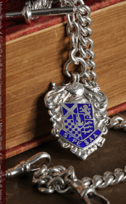 二股の銀無垢アンティーク懐中時計チェーン 騎士と青い盾飾り 【1922年頃】-C0473-7