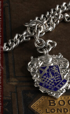 二股の銀無垢アンティーク懐中時計チェーン 騎士と青い盾飾り 【1922年頃】-C0473-9