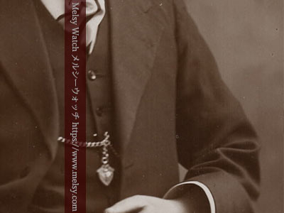 ベストに合わせた懐中時計のチェーン