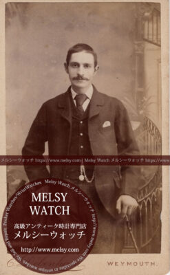 階段の前に立つダンディな髭の男性 【1900年頃】 懐中時計チェーン-I4072