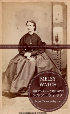 長い懐中時計のチェーンを身に着ける女性の写真 【1900年頃】-I4077