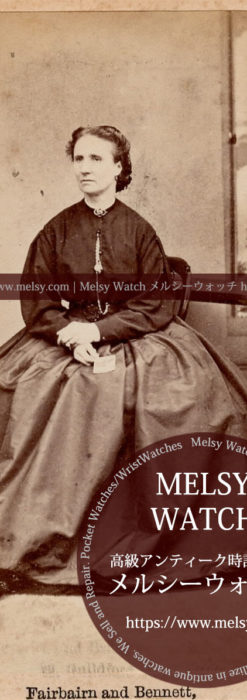 長い懐中時計のチェーンを身に着ける女性の写真 【1900年頃】-I4077