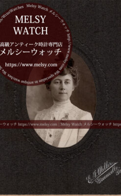 ブローチに懐中時計を合わせて着こなす女性の写真 【1900年頃】-I4078