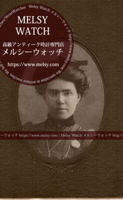 ネックレスとブローチで懐中時計を留める女性の写真 【1900年頃】-I4079