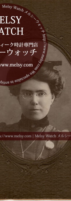 ネックレスとブローチで懐中時計を留める女性の写真 【1900年頃】-I4079
